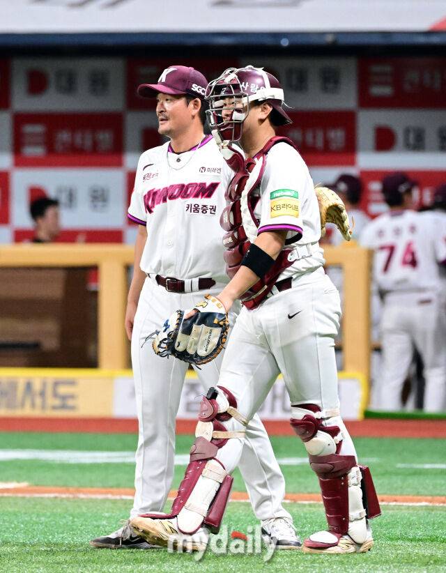 2025년 6월 18일 오후 서울 고척스카이돔에서 열린 '2025 신한 SOL뱅크 KBO 리그' SSG 랜더스와 키움 히어로즈의 경기. 키움 원종현과 김건희가 3-2로 승리한 뒤 기뻐하고 있다./마이데일리