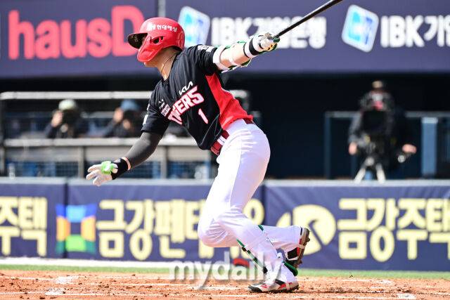 12일 서울 잠실야구장에서 열린 '2025 신한 SOL BANK KBO리그' KIA 타이거즈와 두산 베어스 시범경기.KIA 박찬호가 3회초 첫 타자로 나와 안타를 치고 있다./마이데일리