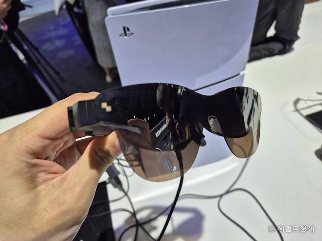 TCL이 지난 5~9일 독일 베를린에서 열린 유럽 최대 가전 전시회 IFA 2025에서 전시한 스마트 안경 ‘레이네오 에어 3s’. 베를린=김현일 기자