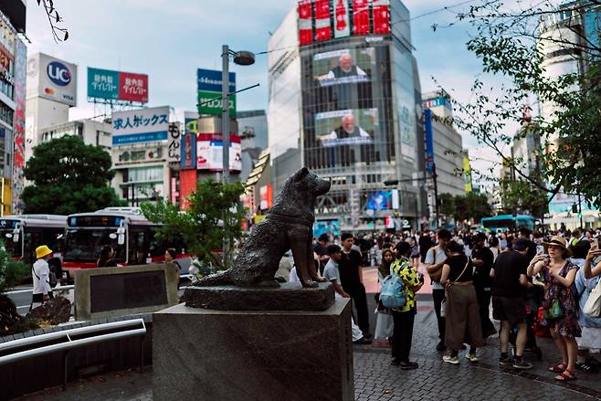 일본 도쿄 시부야역 앞에 있는 하치코 동상을 보기 위해 관광객들이 모여 있다. [EPA]