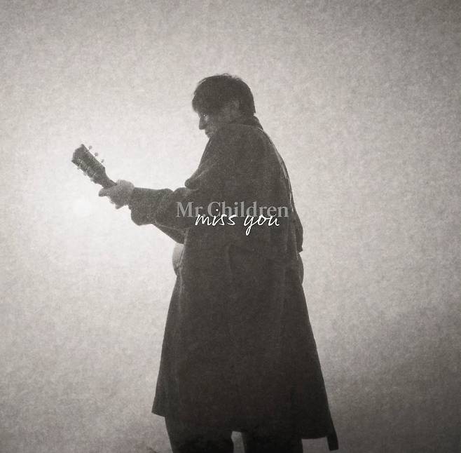 희망은 선택 가능한 감정의 목록 중 하나가 아닌 살아 있음의 구조, 즉 존재의 최소 조건이다. 시간 속을 살아가는 인간에게 내일의 가능성이 전제되지 않았을 때 오늘의 의미는 붕괴된다. 희망은 낙관의 수사가 아닌, 인간 생(生)의 지속을 가능케 하는 가장 낮은 단위의 에너지다. [미스터 칠드런 앨범 커버]