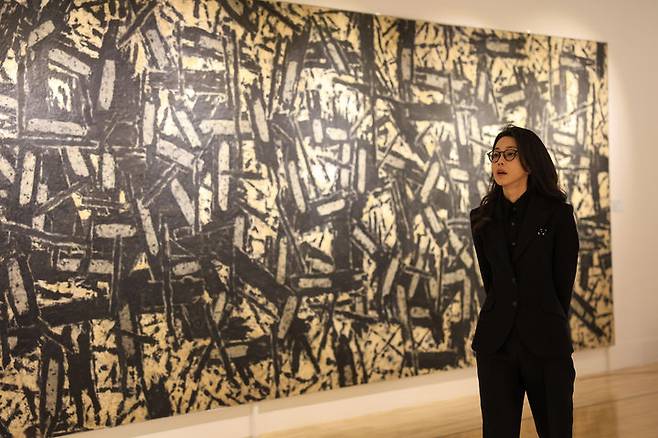 [서울=뉴시스] 윤석열 전 대통령 부인 김건희 여사가 지난 2023년 10월 13일 전남 목포문화예술회관에서 열린 전남국제수묵비엔날레 전시를 관람하고 있다. (사진=대통령실 제공) *사진은 기사 내용과 관련이 없음* 2025.09.13. photo@newsis.com *재판매 및 DB 금지