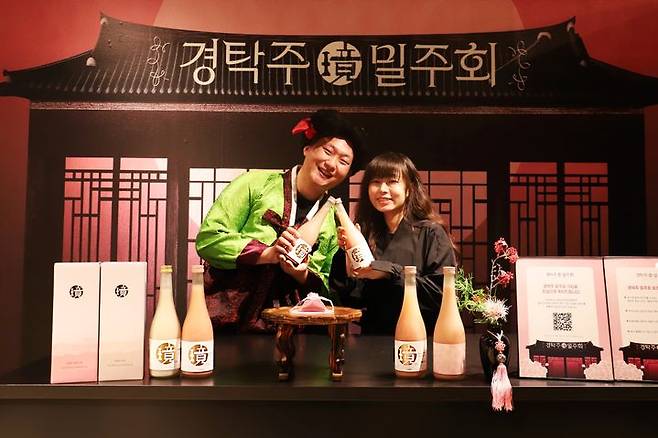 서울 송파구 롯데 에비뉴엘 잠실점 지하1층 '경탁주 밀주회' 팝업 스토어에서 모델들이 경탁주를 들고 있다.(사진=롯데백화점 제공) *재판매 및 DB 금지