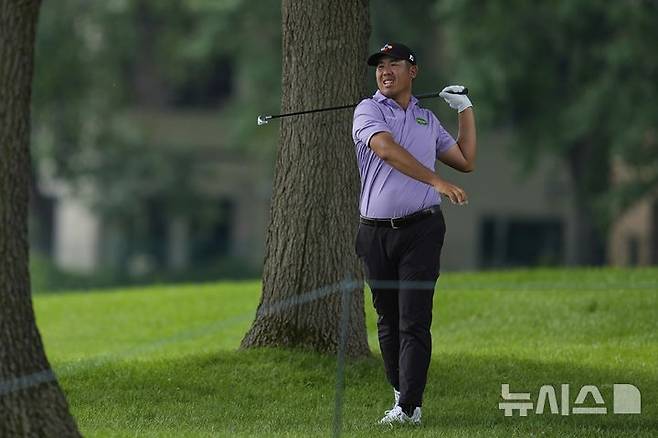 [블레인=AP/뉴시스] 안병훈이 24일(현지 시간) 미 미네소타주 블레인의 TPC 트윈시티스에서 열린 미국프로골프(PGA) 투어 3M 오픈 첫날 12번 홀에서 샷하고 있다. 안병훈은 2언더파 69타 공동 77위에 이름을 올렸다. 2025.07.25.