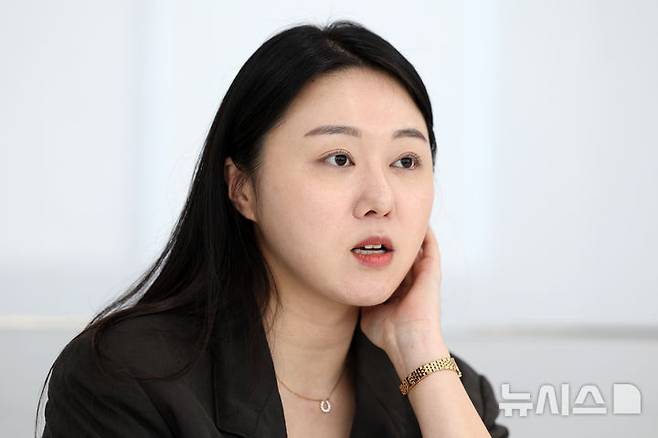 [서울=뉴시스] 박진희 기자 = 김유나 작가가 지난 10일 서울 마포구 위즈덤하우스에서 인터뷰 하고 있다. 김 작가는 최근 위즈덤하우스의 위픽 시리즈 소설 '공'을 출간헸다. 2025.09.13. pak7130@newsis.com