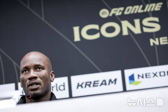 [서울=뉴시스] 정병혁 기자 = 13일 서울 마포구 서울월드컵경기장에서 열린 2025 넥슨 아이콘매치 이벤트매치에 앞서 열린 기자회견에서 FC 스피어 주장 디디에 드로그바가 질문에 답하고 있다. 2025.09.13. jhope@newsis.com