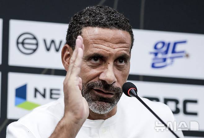 [서울=뉴시스] 정병혁 기자 = 13일 서울 마포구 서울월드컵경기장에서 열린 2025 넥슨 아이콘매치 이벤트매치에 앞서 열린 기자회견에서 실드 유나이티드 주장 리오 퍼디난드가 질문에 답하고 있다. 2025.09.13. jhope@newsis.com