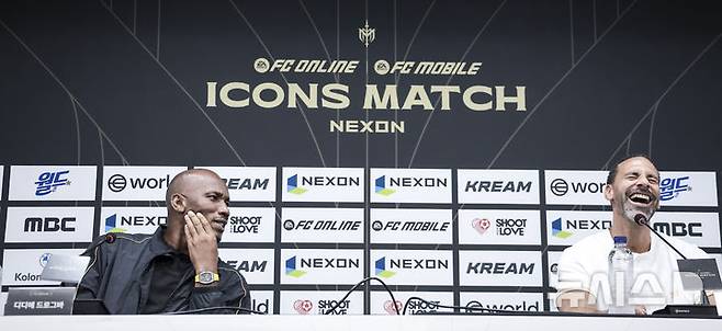 [서울=뉴시스] 정병혁 기자 = 13일 서울 마포구 서울월드컵경기장에서 열린 2025 넥슨 아이콘매치 이벤트매치에 앞서 열린 기자회견에서 FC 스피어 주장 디디에 드로그바와 실드 유나이티드 주장 리오 퍼디난드가 질문에 답하고 있다. 2025.09.13. jhope@newsis.com