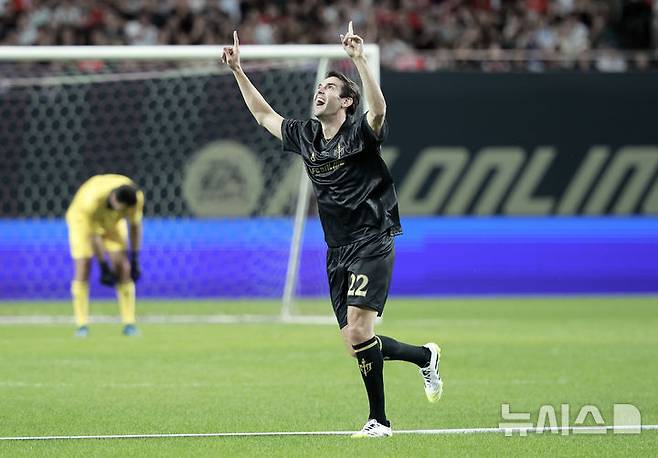 [서울=뉴시스] 정병혁 기자 = 13일 서울 마포구 서울월드컵경기장에서 열린 2025 넥슨 아이콘매치 이벤트매치에서 FC스피어의 카카가 실드유나이티드의 마이콘과 1대1 대결에서 골을 넣고 기뻐 하고 있다. 2025.09.13. jhope@newsis.com