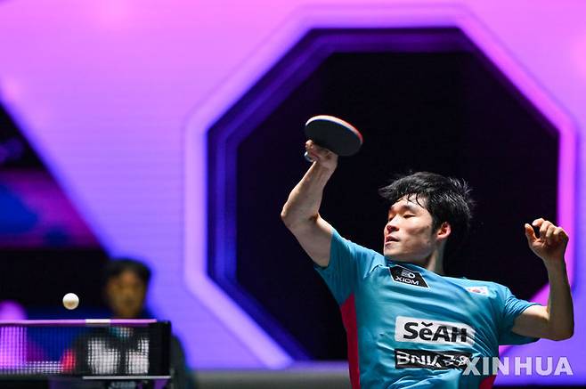 [마카오=신화/뉴시스] 장우진(28위)이 12일(현지 시간) 중국 마카오에서 열린 2025 월드테이블테니스(WTT) 마카오 챔피언스 남자 단식 16강전에서 쉬페이(45위·중국)와 경기하고 있다. 장우진이 3-0(11-7 11-7 12-10)으로 이기고 한국 선수로는 유일하게 8강에 올랐다. 2025.09.13.