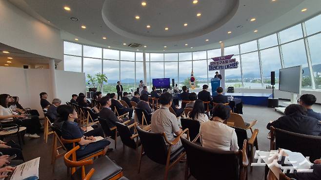 지난 1일 춘천시 서면 토이로봇관 3층 갤러리툰에서 강원CBS 개국 30주년 '강원 인구소멸 극복, 패러다임 대전환' 정책 포럼이 개최됐다. 강민주 PD.