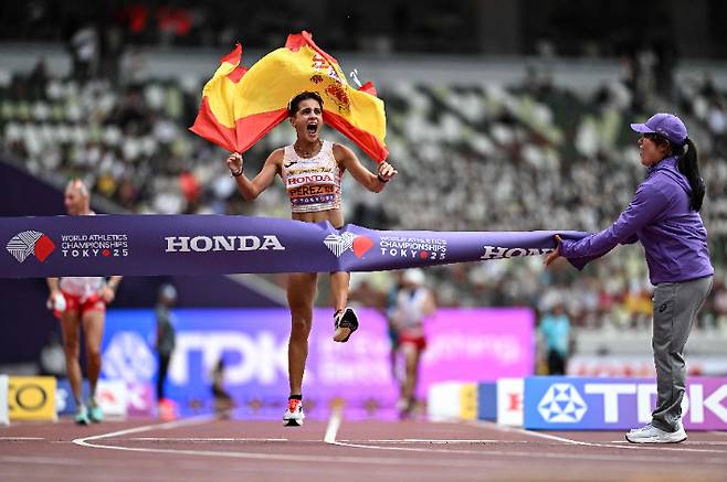 페레스가 13일 일본 도쿄에서 열린 2025 세계육상선수권 여자 35㎞ 경보에서 가장 먼저 결승선을 통과하고 있다. 연합뉴스