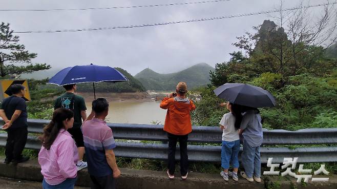 13일 강릉지역에 단비가 내리면서 주 상수원인 오봉저수지를 찾는 시민들의 발길이 이어지고 있다. 전영래 기자