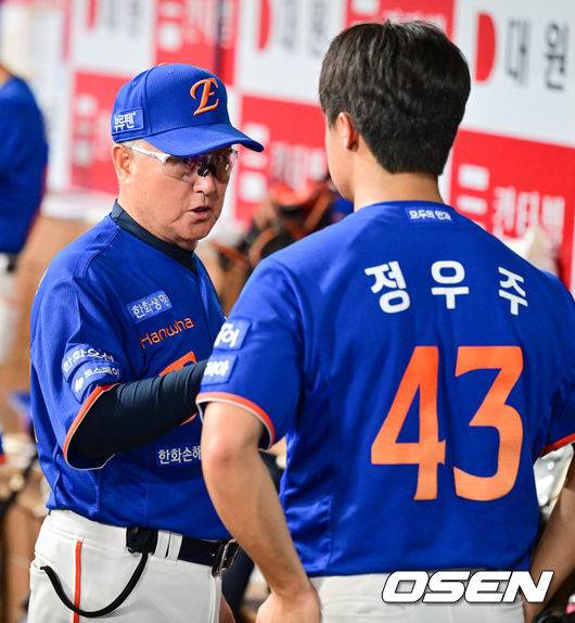 [OSEN=박준형 기자] 한화 김경문 감독이 정우주를 격려하고 있다.  2025.08.28 / soul1014@osen.co.kr