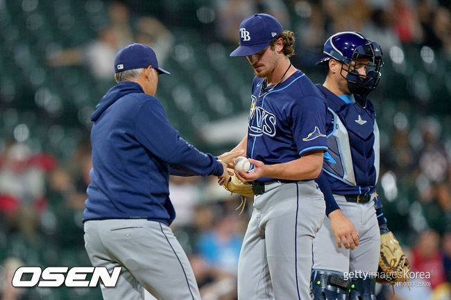 [사진] 탬파베이 케빈 캐시 감독(왼쪽)이 투수 메이슨 몽고메리를 교체하고 있다. ⓒGettyimages(무단전재 및 재배포 금지)