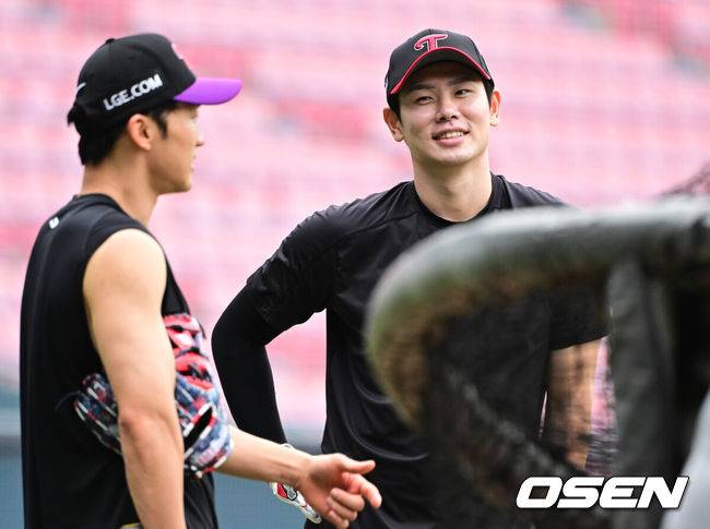 [OSEN=잠실, 조은정 기자]12일 오후 서울 잠실구장에서 ‘2025 신한 SOL Bank KBO리그’ LG 트윈스와 NC 다이노스의 경기가 열린다.홈팀 LG는 송승기가, 방문팀 NC는 라일리를 선발로 내세웠다.LG 박해민, 홍창기가 훈련 중 대화를 나누고 있다. 2025.09.12 /cej@osen.co.kr