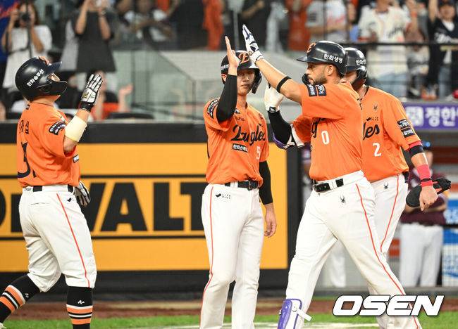 [OSEN=대전, 이대선 기자] 13일 오후 대전 한화생명볼파크에서 2025 신한 SOL Bank KBO리그 한화 이글스와 키움 히어로즈의 경기가 열렸다.한화는 폰세, 키움은 하영민을 선발 투수로 내세웠다.5회말 무사 만루에서 한화 리베라토가 우중월 만루 홈런을 치고 환호하고 있다. 2025.09.13 /sunday@osen.co.kr