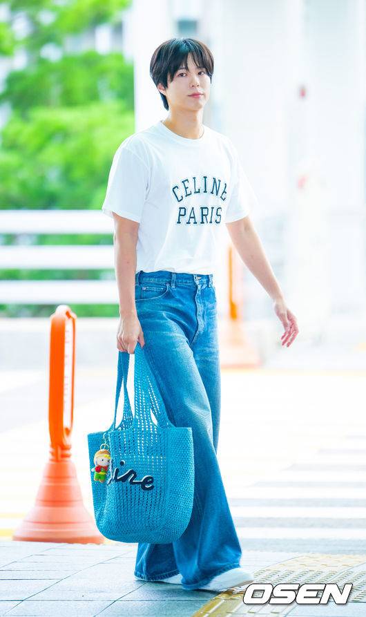 [OSEN=인천공항, 민경훈 기자] 배우 박보검이 12일 인천국제공항을 통해 말레이시아 쿠알라룸푸르로 출국했다.박보검은 단독 팬미팅 'PARK BO GUM 2025 FAN MEETING TOUR [BE WITH YOU]' 9월 13일 쿠알라룸푸르, 9월 17일 몬테레이, 9월 19일 멕시코시티, 9월 21일 상파울루, 9월 24일 산티아고를 방문해 투어를 이어간다.박보검이 출국장으로 향하고 있다. 2025.09.12 / rumi@osen.co.kr