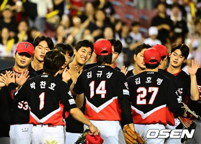 [OSEN=잠실, 지형준 기자] 프로야구 KIA 타이거즈가 LG 트윈스에 승리하며 2연승을 이어갔다. KIA는 13일 서울 잠실구장에서 열린 2025 KBO리그 LG와 경기에서 6-3으로 승리했다. KIA 선발 이의리는 6이닝 3피안타 1피홈런 5볼넷 3탈삼진 2실점으로 시즌 첫 승을 기록했다. 위즈덤이 선제 솔로포, 최형우가 역전 결승 홈런을 터뜨렸다. 박찬호는 4안타 맹타를 기록했다. 경기를 마치고 KIA 이의리가 동료선수들과 승리 하이파이브를 하고 있다. 2025.09.13 /jpnews@osen.co.kr