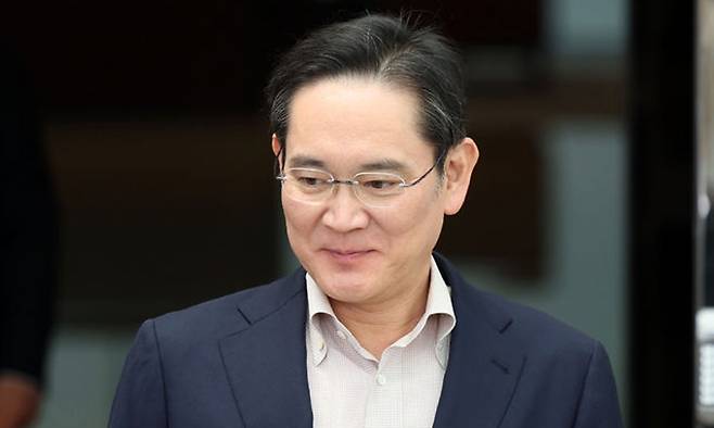 일본 출장을 마친 이재용 삼성전자 회장이 4월9일 서울 강서구 김포비즈니스항공센터(SGBAC)로 귀국하고 있다. 뉴시스