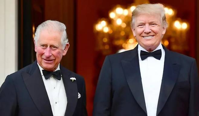 2019년 도널드 트럼프 미국 대통령(오른쪽)이 영국을 국빈으로 방문했을 당시 영국 왕세자이던 찰스 3세와 함께한 모습. BBC 화면 캡처