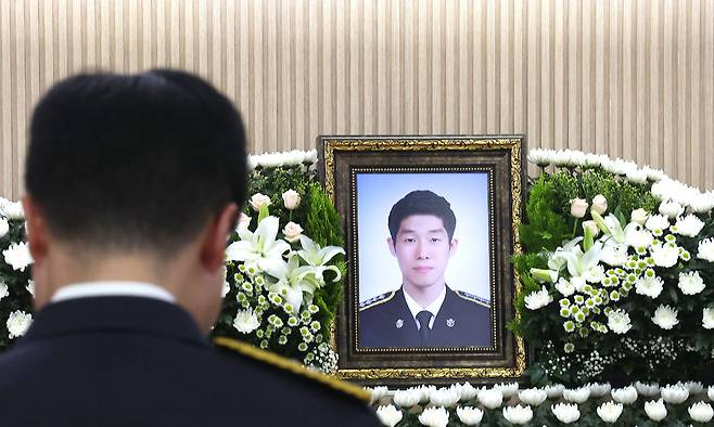 11일 인천 동구의 한 장례식장에 마련된 해경 고(故) 이재석 경장 빈소를 찾은 해경 동료들이 조문하고 있다. 연합뉴스