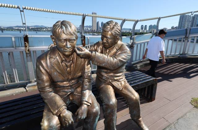 세계 자살 예방의 날인 10일 서울 마포대교에 '한번만 더' 동상 앞으로 시민이 지나가고 있다. 뉴스1