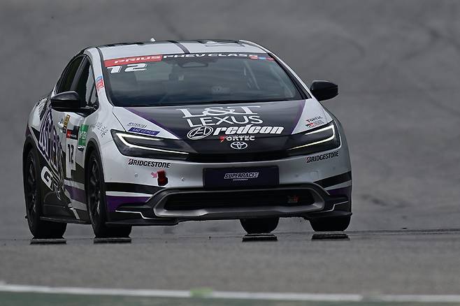 프리우스 PHEV로 주행 중인 레드콘 모터스포트 이율. 사진: 김학수 기자