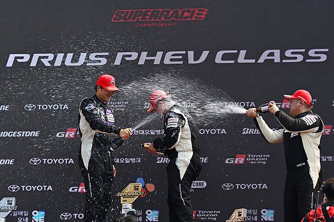 샴페인 세레머니를 즐기는 레드콘 모터스포트 이율. 사진: 김학수 기자