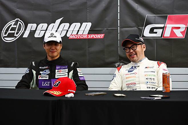 이율과 함께 인터뷰 중인 어퍼 스피드 송형진. 사진: 김학수 기자