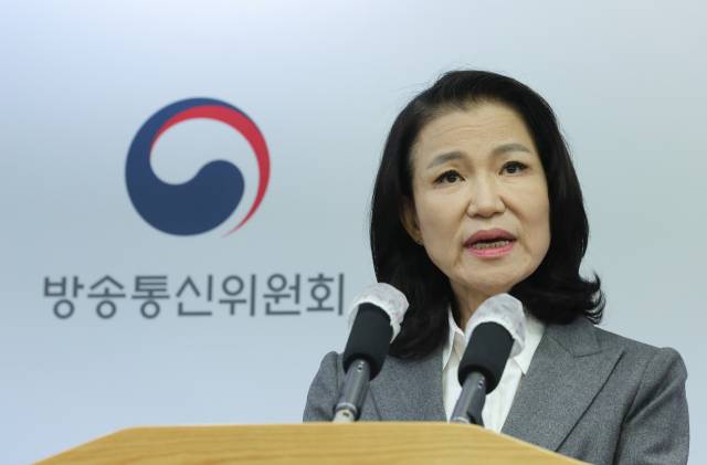 이진숙 방송통신위원장이 9일 경기 정부과천청사에서 방송통신위원회를 폐지하고 방송미디어통신위원회를 신설하는 내용의 정부조직 개편안과 관련한 입장을 밝히고 있다. 연합뉴스