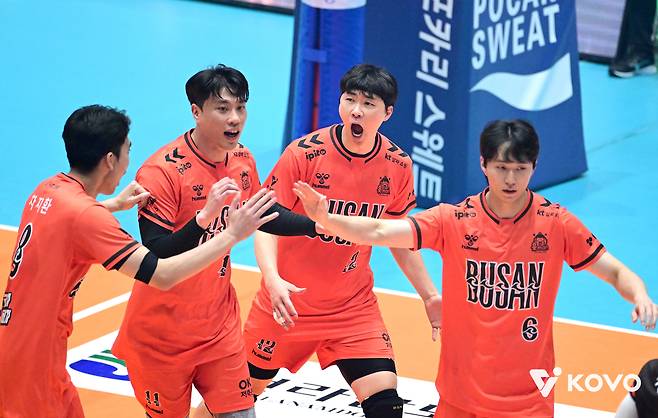남자배구 OK저축은행 선수들이 13일 여수 진남체육관에서 열린 컵대회 현대캐피탈전에서 득점 후 기뻐하고 있다. KOVO 제공