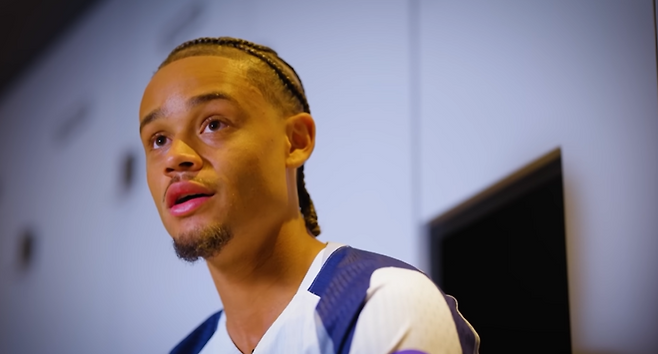 7번을 선택한 이유를 밝히는 시몬스. 토튼머 홋스퍼 공식 채널 영상 캡처