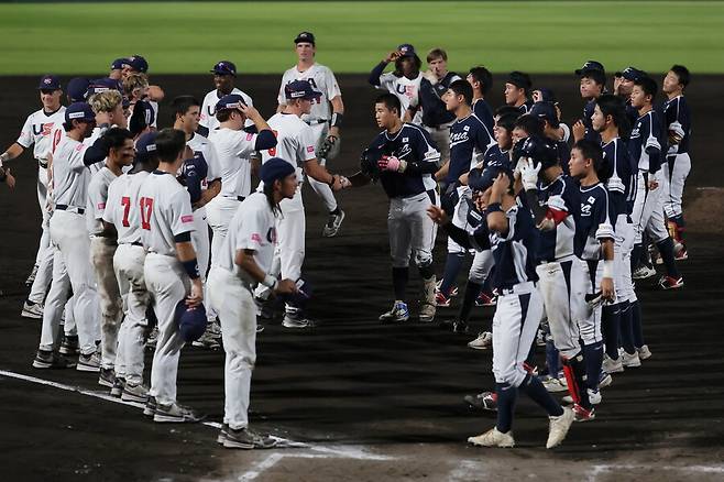 ▲ U-18 야구 월드컵 슈퍼라운드에서 맞대결한 한국과 미국 선수들이 인사를 나누고 있다. ⓒWBSC