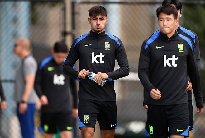 ▲ 독일 빌트는 “슈투트가르트전에서 교체 투입 후 실점 장면에서 불운한 모습을 보여 감독에게 좋은 인상을 주지 못했다”고 비판했다. 더불어 10월과 11월에 이어질 대표팀 차출과 이로 인한 장거리 이동 부담을 우려했다. 다음 달 서울에서 브라질, 파라과이와 평가전이 예정돼 있어 카스트로프는 또 한 번 긴 여정을 떠나야 한다고 강조했다. ⓒ연합뉴스