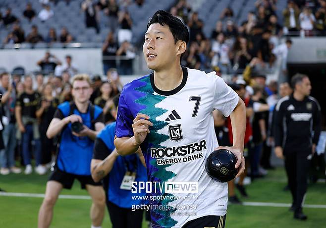 ▲ 손흥민이 주장 교체설을 둘러싼 잡음을 기량으로 잠재우고 LAFC로 복귀했다. 미국 매체 역시 이번 A매치 2연전 연속골 활약은 물론 멕시코전 후반 투입과 동시에 한국 경기력에 활기가 돈 변화 흐름을 조명하며 "슈퍼스타"의 소속팀 복귀를 주목하고 있다.