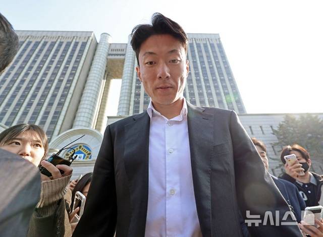 축구선수 황의조가 지난 2월 서울 서초구 서울중앙지방법원에서 열린 불법촬영 등 혐의 1심 선고 공판을 마치고 이동하고 있다. /사진=뉴시스 제공