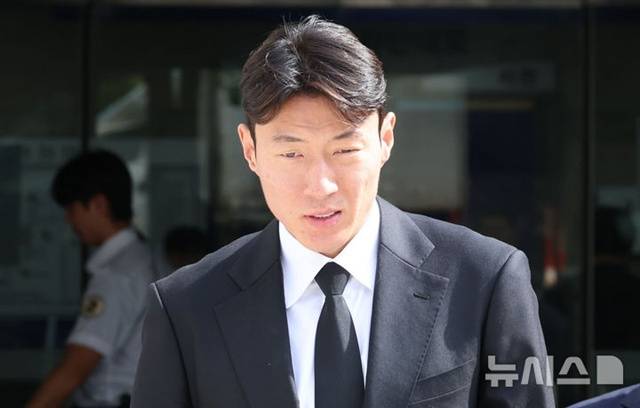 축구선수 황의조가 4일 오후 서울 서초구 서울중앙지방법원에서 열린 불법촬영 등 혐의 항소심 선고를 마치고 법원을 나서고 있다. /사진=뉴시스 제공