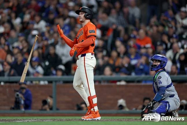 샌프란시스코 베일리가 13일 다저스전 10회말 끝내기 만루 홈런을 날리고 타구를 바라보고 있다. /AFPBBNews=뉴스1