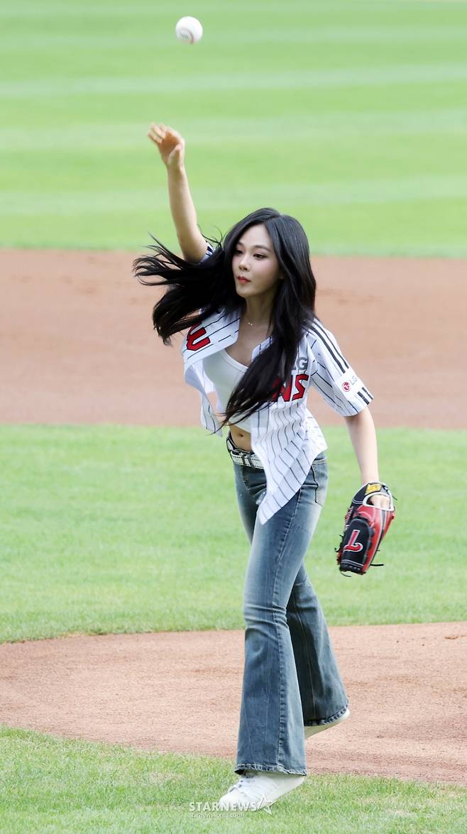 [한번에쓱]'시구하다 보크 범한' 가수 비비