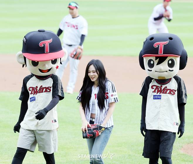 [한번에쓱]'시구하다 보크 범한' 가수 비비