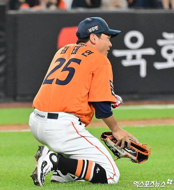 한화 이글스 김태연이 13일 대전 한화생명볼파크에서 열린 2025 신한 SOL Bank KBO리그 키움 히어로즈와의 팀 간 14차전에서 5회말 얼굴에 사구를 맞고 교체, 인근 병원으로 이동했다. 엑스포츠뉴스DB