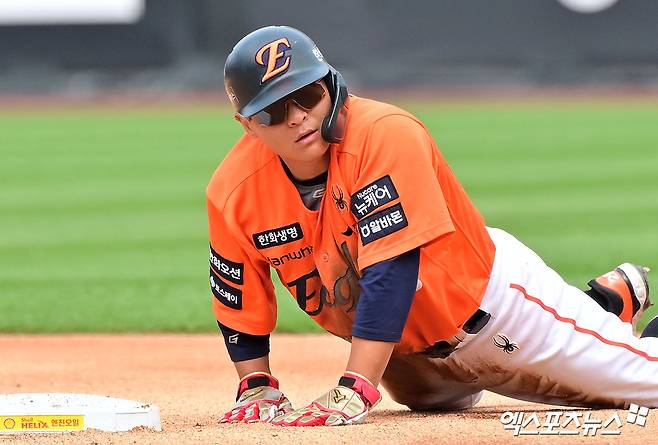 한화 이글스 김태연이 13일 대전 한화생명볼파크에서 열린 2025 신한 SOL Bank KBO리그 키움 히어로즈와의 팀 간 14차전에서 5회말 얼굴에 사구를 맞고 교체, 인근 병원으로 이동했다. 엑스포츠뉴스DB