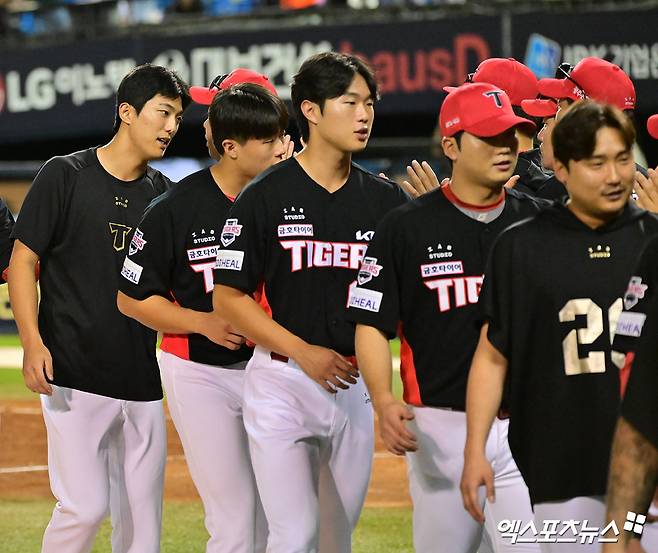 13일 오후 서울 송파구 잠실야구장에서 열린 '2025 신한 SOL Bank KBO리그' KIA 타이거즈와 LG 트윈스의 경기, KIA가 위즈덤과 최형우의 홈런에 힘입어 LG에 6:3으로 승리했다.  이날 경기에서 승리한 KIA 이의리가 이범호 감독과 하이파이브를 하고 있다. 잠실, 김한준 기자