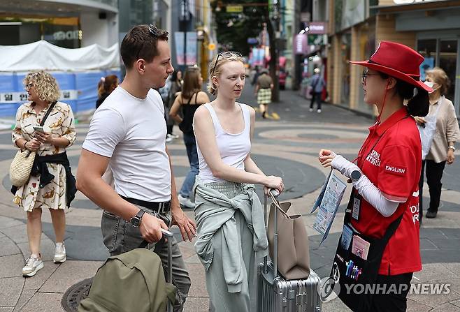 명동을 찾은 외국인들 (서울=연합뉴스) 윤동진 기자 = 지난 6월 26일 서울 명동거리 모습. 2025.9.13