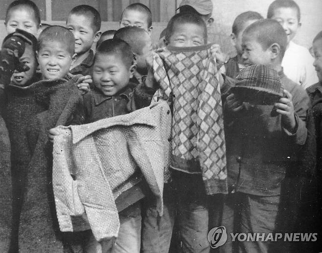 1952년 옷가지를 선물 받고 즐거워하는 보육원 아이들 [연합뉴스 자료 사진]