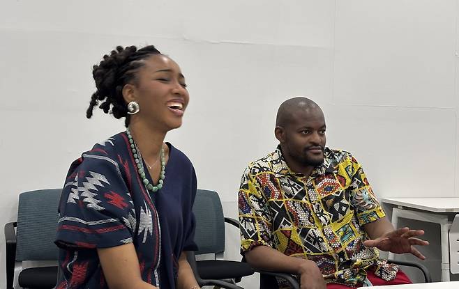 연합뉴스와 인터뷰하는 라두마 응쏘콜로 씨(오른쪽)와 플로렌티나 아구 씨 [촬영 임경빈 인턴기자]