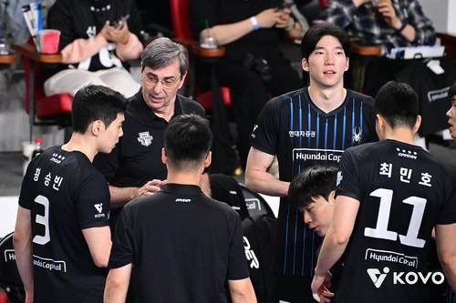 현대캐피탈의 필립 블랑 감독(왼쪽에서 2번째)과 현대캐피탈 선수들 [한국배구연맹 제공. 재판매 및 DB 금지]