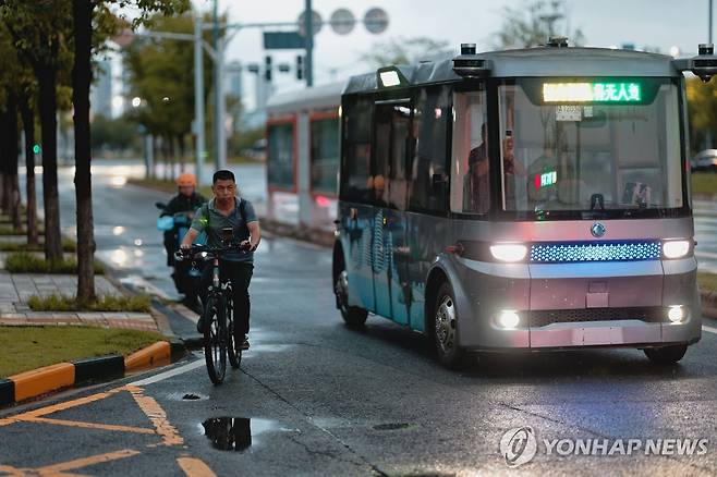 중국 우한의 무인 전기 버스 지난 5월 '국가 지능형 커넥티드카 시범구'인 후베이성 우한시에서 무인 전기버스가 운행하는 모습. [EPA=연합뉴스 자료사진]