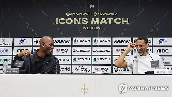 환한 웃음 보이는 드로그바와 퍼디난드 (서울=연합뉴스) 임화영 기자 = 디디에 드로그바(왼쪽)와 리오 퍼디난드가 13일 서울월드컵경기장 기자회견실에서 열린 2025 아이콘매치 미디어데이에서 취재진의 질문에 답하며 웃음을 보이고 있다. 2025.9.13 hwayoung7@yna.co.kr